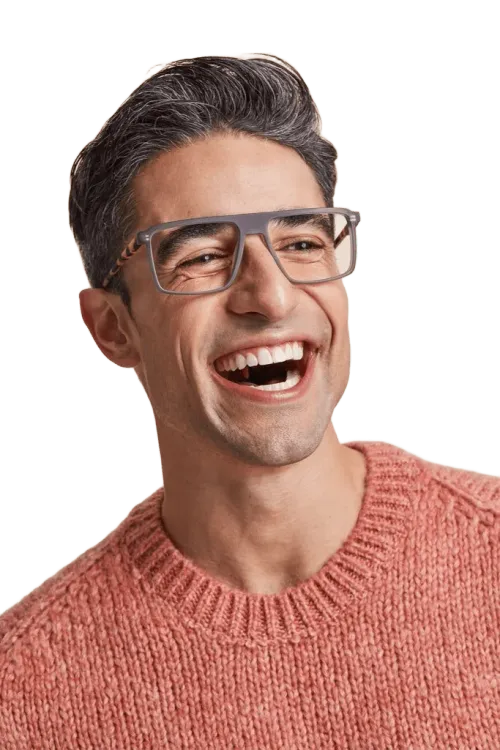 Optometrista realizando un examen de la vista a un paciente